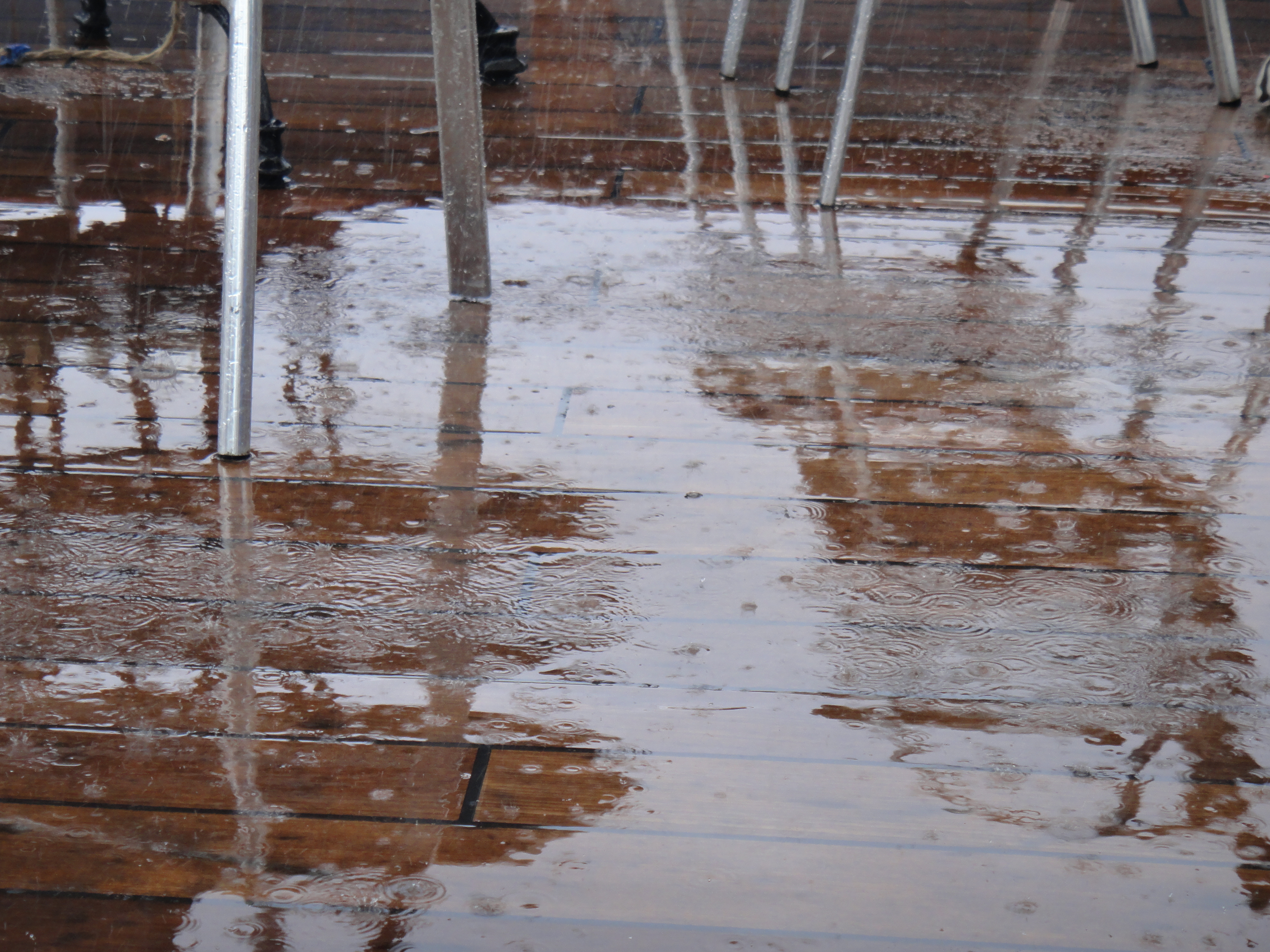 Der Regen tropft auf das Deck; die Gäste des Lidodecks sindgeflüchtet